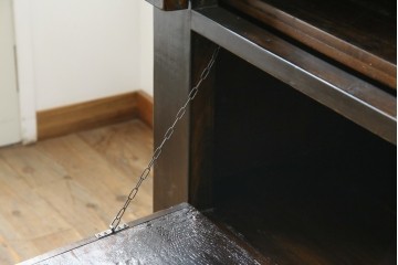 ビンテージ家具　アジアンテイスト　真鍮金具がアクセンのアンティーク調キャビネット　(R-084476)