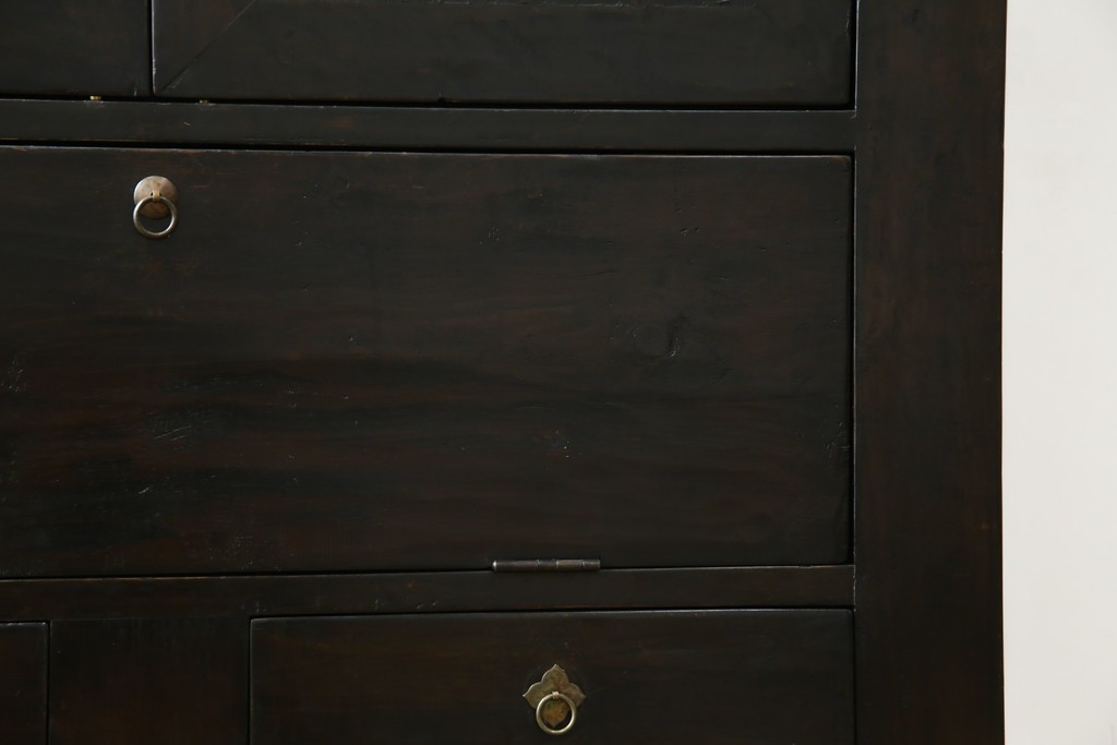 ビンテージ家具　アジアンテイスト　真鍮金具がアクセンのアンティーク調キャビネット　(R-084476)