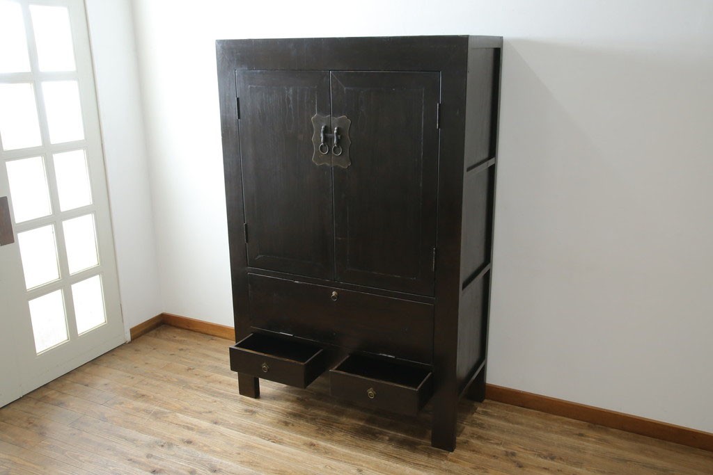 ビンテージ家具　アジアンテイスト　真鍮金具がアクセンのアンティーク調キャビネット　(R-084476)
