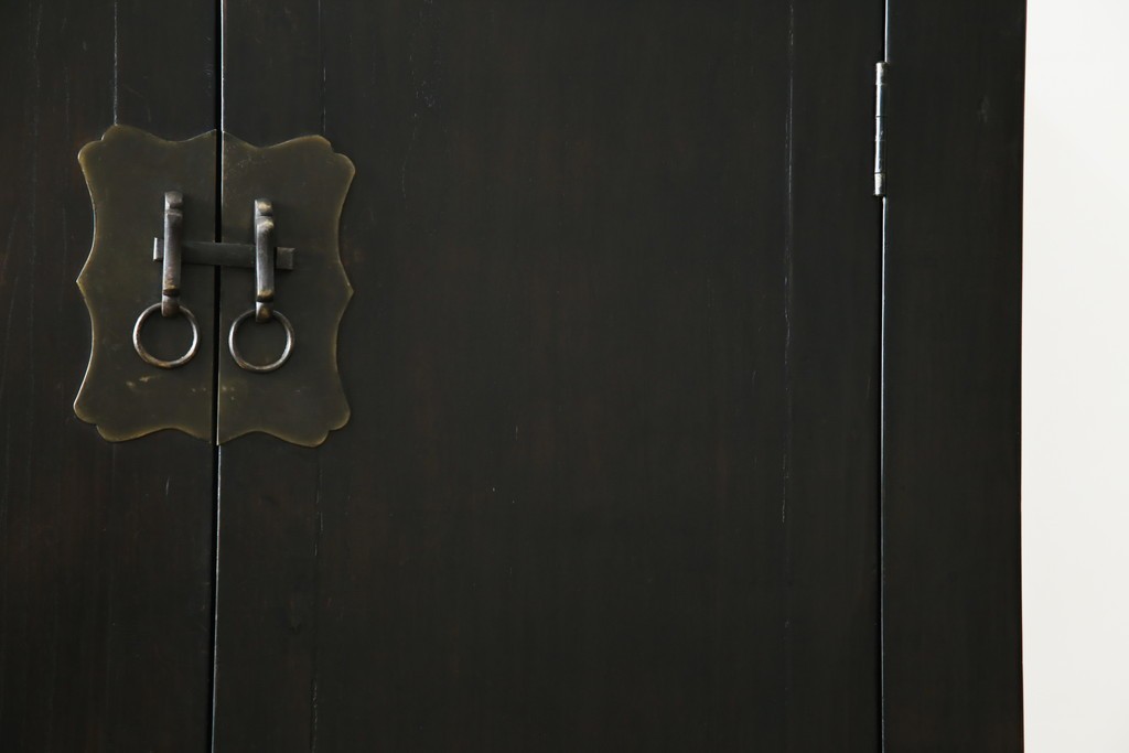 ビンテージ家具　アジアンテイスト　真鍮金具がアクセンのアンティーク調キャビネット　(R-084476)