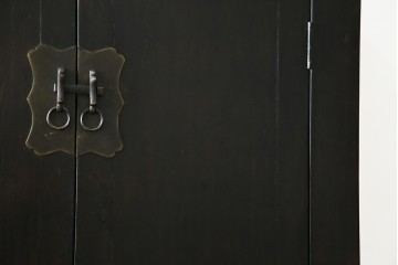 ビンテージ家具　アジアンテイスト　真鍮金具がアクセンのアンティーク調キャビネット　(R-084476)