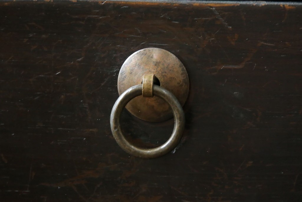 ビンテージ家具　アジアンテイスト　真鍮金具がアクセンのアンティーク調キャビネット　(R-084476)