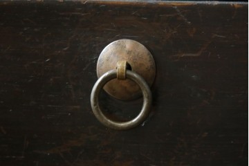 ビンテージ家具　アジアンテイスト　真鍮金具がアクセンのアンティーク調キャビネット　(R-084476)