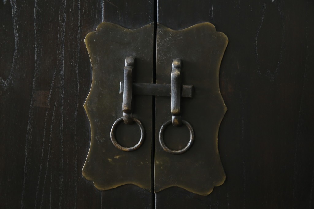 ビンテージ家具　アジアンテイスト　真鍮金具がアクセンのアンティーク調キャビネット　(R-084476)