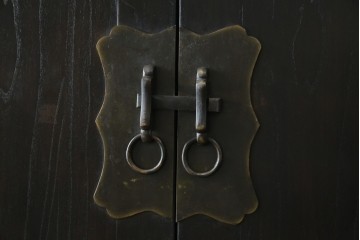 ビンテージ家具　アジアンテイスト　真鍮金具がアクセンのアンティーク調キャビネット　(R-084476)