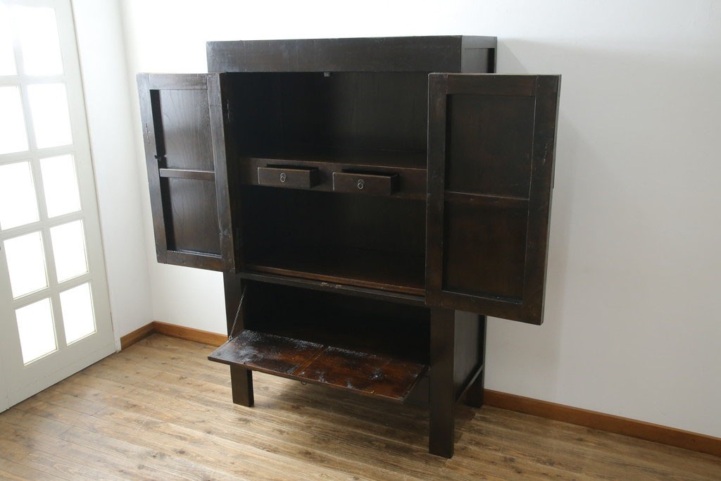 ビンテージ家具　アジアンテイスト　真鍮金具がアクセンのアンティーク調キャビネット　(R-084476)