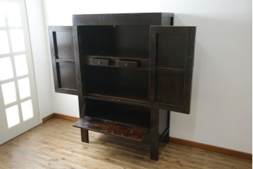 ビンテージ家具　アジアンテイスト　真鍮金具がアクセンのアンティーク調キャビネット　(R-084476)