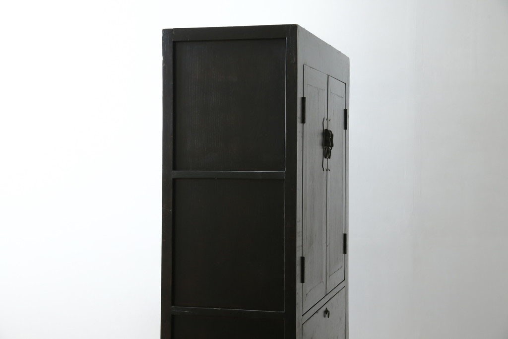 ビンテージ家具　アジアンテイスト　真鍮金具がアクセンのアンティーク調キャビネット　(R-084476)