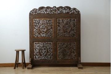 アジアンヴィンテージ　オリエンタルクラシックデザイン　ペイズリー柄や植物文様の緻密な彫刻が目を惹く衝立て　(R-084477)