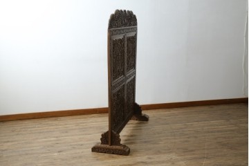 アジアンヴィンテージ　オリエンタルクラシックデザイン　ペイズリー柄や植物文様の緻密な彫刻が目を惹く衝立て　(R-084477)