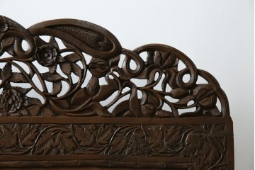 アジアンヴィンテージ　オリエンタルクラシックデザイン　ペイズリー柄や植物文様の緻密な彫刻が目を惹く衝立て　(R-084477)