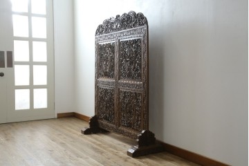 アジアンヴィンテージ　オリエンタルクラシックデザイン　ペイズリー柄や植物文様の緻密な彫刻が目を惹く衝立て　(R-084477)