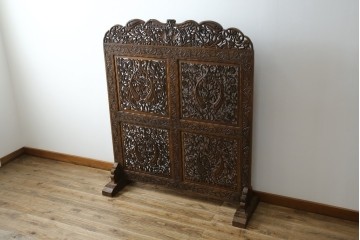 アジアンヴィンテージ　オリエンタルクラシックデザイン　ペイズリー柄や植物文様の緻密な彫刻が目を惹く衝立て　(R-084477)