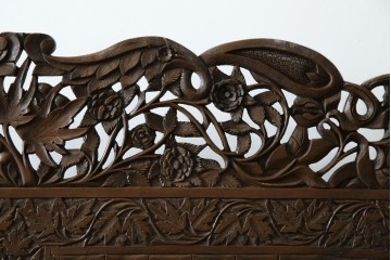 アジアンヴィンテージ　オリエンタルクラシックデザイン　ペイズリー柄や植物文様の緻密な彫刻が目を惹く衝立て　(R-084477)
