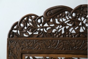 アジアンヴィンテージ　オリエンタルクラシックデザイン　ペイズリー柄や植物文様の緻密な彫刻が目を惹く衝立て　(R-084477)