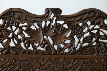 アジアンヴィンテージ　オリエンタルクラシックデザイン　ペイズリー柄や植物文様の緻密な彫刻が目を惹く衝立て　(R-084477)