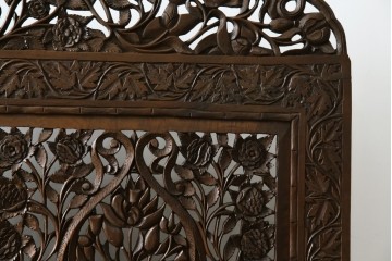 アジアンヴィンテージ　オリエンタルクラシックデザイン　ペイズリー柄や植物文様の緻密な彫刻が目を惹く衝立て　(R-084477)