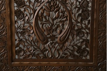 アジアンヴィンテージ　オリエンタルクラシックデザイン　ペイズリー柄や植物文様の緻密な彫刻が目を惹く衝立て　(R-084477)