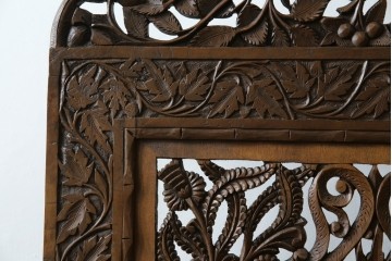 アジアンヴィンテージ　オリエンタルクラシックデザイン　ペイズリー柄や植物文様の緻密な彫刻が目を惹く衝立て　(R-084477)