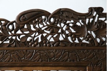 アジアンヴィンテージ　オリエンタルクラシックデザイン　ペイズリー柄や植物文様の緻密な彫刻が目を惹く衝立て　(R-084477)