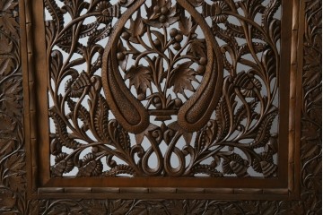 アジアンヴィンテージ　オリエンタルクラシックデザイン　ペイズリー柄や植物文様の緻密な彫刻が目を惹く衝立て　(R-084477)