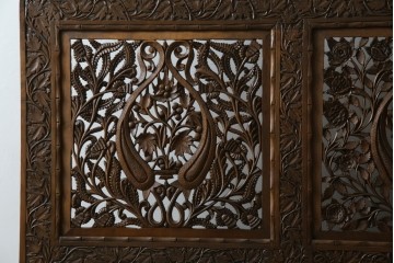 アジアンヴィンテージ　オリエンタルクラシックデザイン　ペイズリー柄や植物文様の緻密な彫刻が目を惹く衝立て　(R-084477)