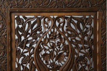 アジアンヴィンテージ　オリエンタルクラシックデザイン　ペイズリー柄や植物文様の緻密な彫刻が目を惹く衝立て　(R-084477)