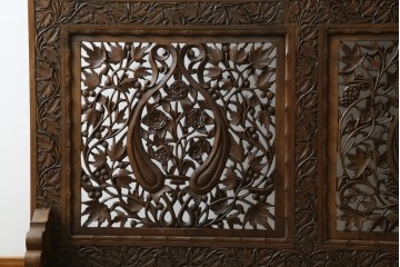 アジアンヴィンテージ　オリエンタルクラシックデザイン　ペイズリー柄や植物文様の緻密な彫刻が目を惹く衝立て　(R-084477)