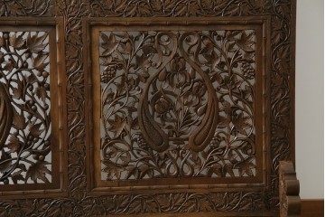 アジアンヴィンテージ　オリエンタルクラシックデザイン　ペイズリー柄や植物文様の緻密な彫刻が目を惹く衝立て　(R-084477)