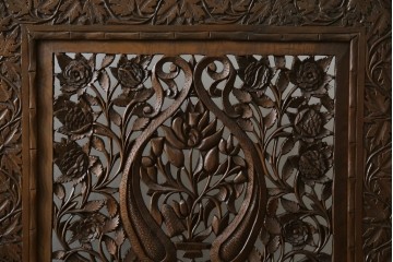 アジアンヴィンテージ　オリエンタルクラシックデザイン　ペイズリー柄や植物文様の緻密な彫刻が目を惹く衝立て　(R-084477)