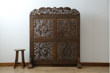 アジアンヴィンテージ　オリエンタルクラシックデザイン　ペイズリー柄や植物文様の緻密な彫刻が目を惹く衝立て　(R-084477)
