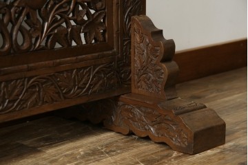 アジアンヴィンテージ　オリエンタルクラシックデザイン　ペイズリー柄や植物文様の緻密な彫刻が目を惹く衝立て　(R-084477)