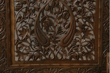 アジアンヴィンテージ　オリエンタルクラシックデザイン　ペイズリー柄や植物文様の緻密な彫刻が目を惹く衝立て　(R-084477)