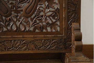 アジアンヴィンテージ　オリエンタルクラシックデザイン　ペイズリー柄や植物文様の緻密な彫刻が目を惹く衝立て　(R-084477)