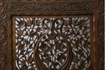 アジアンヴィンテージ　オリエンタルクラシックデザイン　ペイズリー柄や植物文様の緻密な彫刻が目を惹く衝立て　(R-084477)