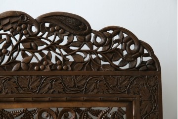 アジアンヴィンテージ　オリエンタルクラシックデザイン　ペイズリー柄や植物文様の緻密な彫刻が目を惹く衝立て　(R-084477)