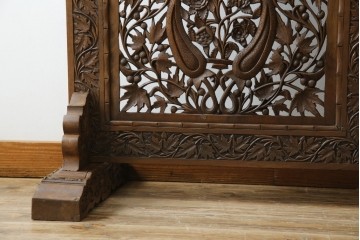 アジアンヴィンテージ　オリエンタルクラシックデザイン　ペイズリー柄や植物文様の緻密な彫刻が目を惹く衝立て　(R-084477)