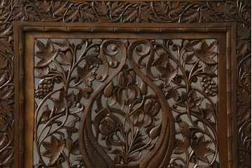 アジアンヴィンテージ　オリエンタルクラシックデザイン　ペイズリー柄や植物文様の緻密な彫刻が目を惹く衝立て　(R-084477)