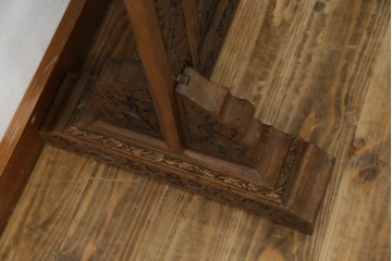 アジアンヴィンテージ　オリエンタルクラシックデザイン　ペイズリー柄や植物文様の緻密な彫刻が目を惹く衝立て　(R-084477)