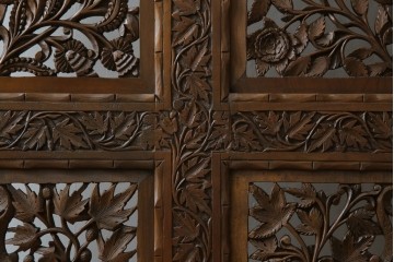 アジアンヴィンテージ　オリエンタルクラシックデザイン　ペイズリー柄や植物文様の緻密な彫刻が目を惹く衝立て　(R-084477)