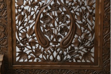 アジアンヴィンテージ　オリエンタルクラシックデザイン　ペイズリー柄や植物文様の緻密な彫刻が目を惹く衝立て　(R-084477)