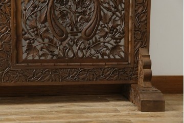 アジアンヴィンテージ　オリエンタルクラシックデザイン　ペイズリー柄や植物文様の緻密な彫刻が目を惹く衝立て　(R-084477)