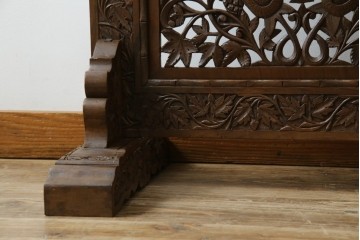 アジアンヴィンテージ　オリエンタルクラシックデザイン　ペイズリー柄や植物文様の緻密な彫刻が目を惹く衝立て　(R-084477)