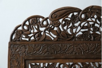 アジアンヴィンテージ　オリエンタルクラシックデザイン　ペイズリー柄や植物文様の緻密な彫刻が目を惹く衝立て　(R-084477)