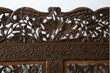 アジアンヴィンテージ　オリエンタルクラシックデザイン　ペイズリー柄や植物文様の緻密な彫刻が目を惹く衝立て　(R-084477)