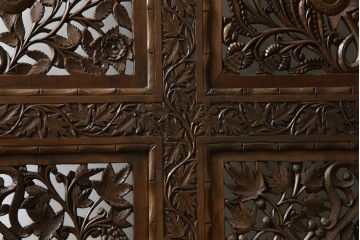 アジアンヴィンテージ　オリエンタルクラシックデザイン　ペイズリー柄や植物文様の緻密な彫刻が目を惹く衝立て　(R-084477)