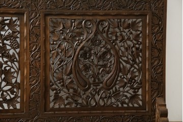 アジアンヴィンテージ　オリエンタルクラシックデザイン　ペイズリー柄や植物文様の緻密な彫刻が目を惹く衝立て　(R-084477)