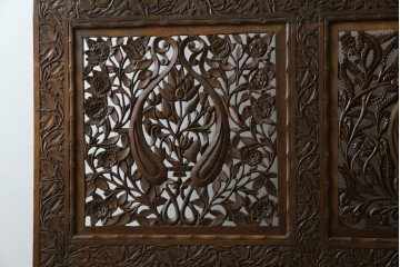 アジアンヴィンテージ　オリエンタルクラシックデザイン　ペイズリー柄や植物文様の緻密な彫刻が目を惹く衝立て　(R-084477)