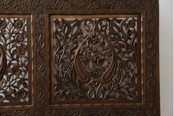 アジアンヴィンテージ　オリエンタルクラシックデザイン　ペイズリー柄や植物文様の緻密な彫刻が目を惹く衝立て　(R-084477)