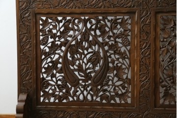 アジアンヴィンテージ　オリエンタルクラシックデザイン　ペイズリー柄や植物文様の緻密な彫刻が目を惹く衝立て　(R-084477)